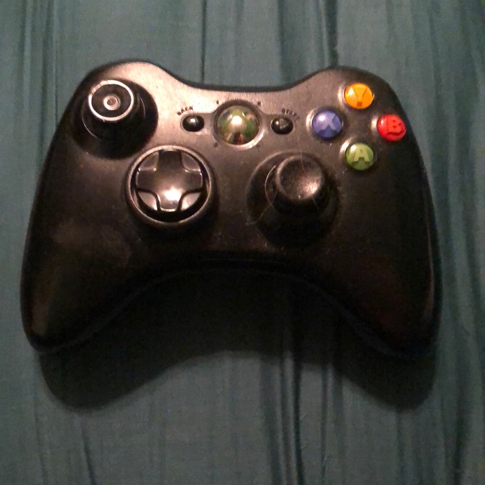 black xbox 360 remote with rechargeable back